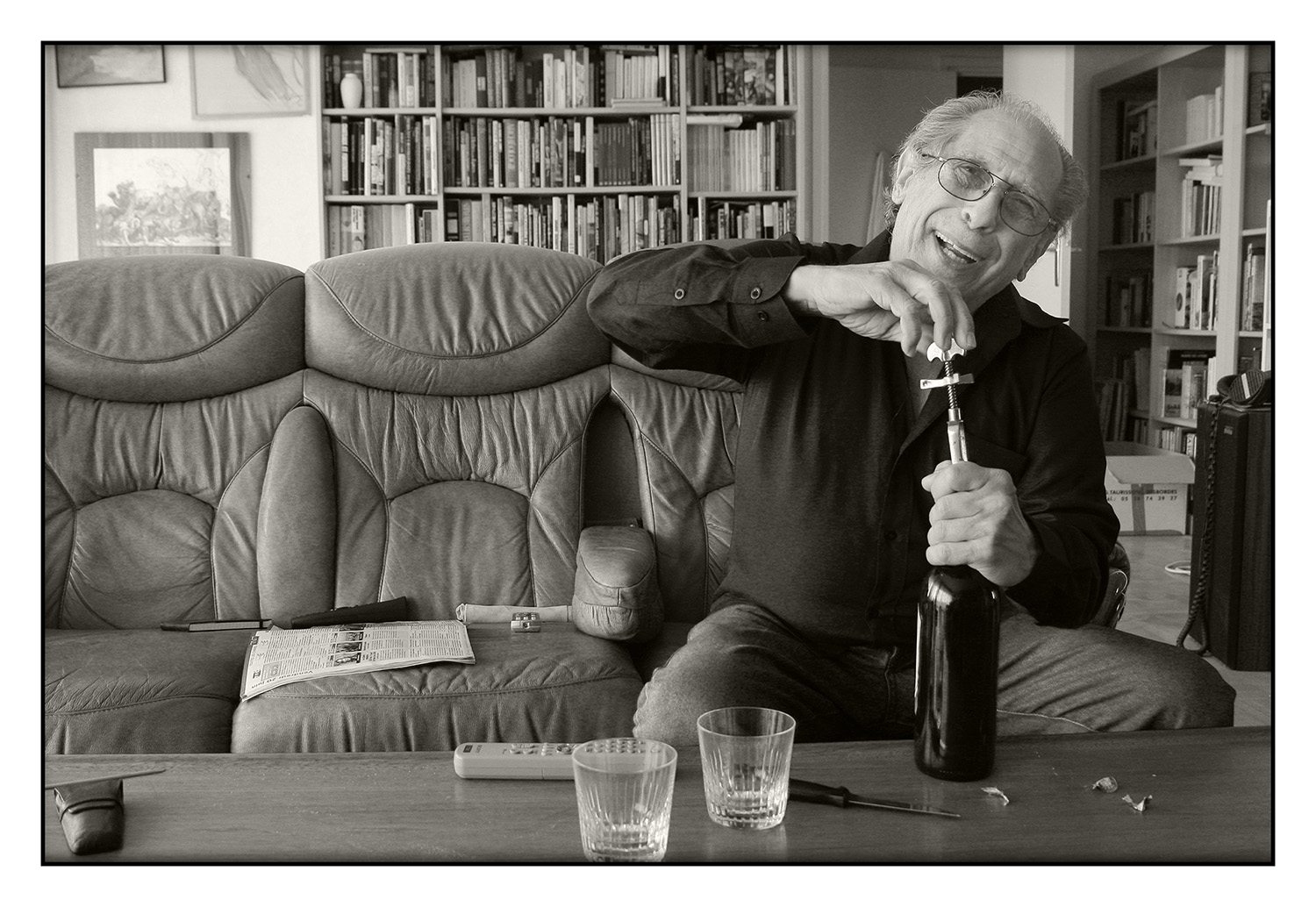 Portrait de Yves Manciet chez lui, rue Brison à Roanne, à l'heure de l'apéro, par Michel Létant